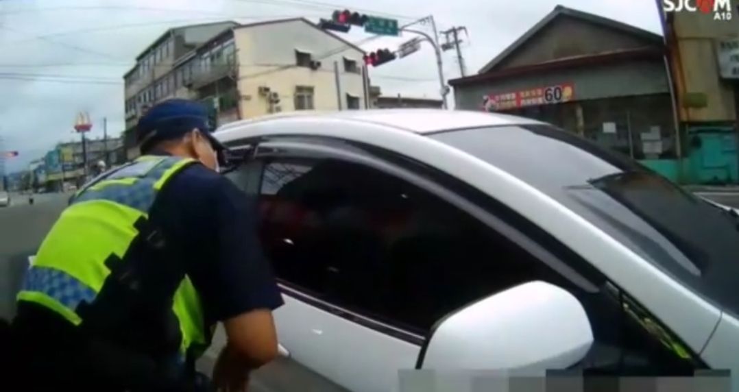 ▲巡邏員警敲窗多次又無反應，以為失去意識，準備破窗並急呼119救援(圖／警方提供2022.7.20) 