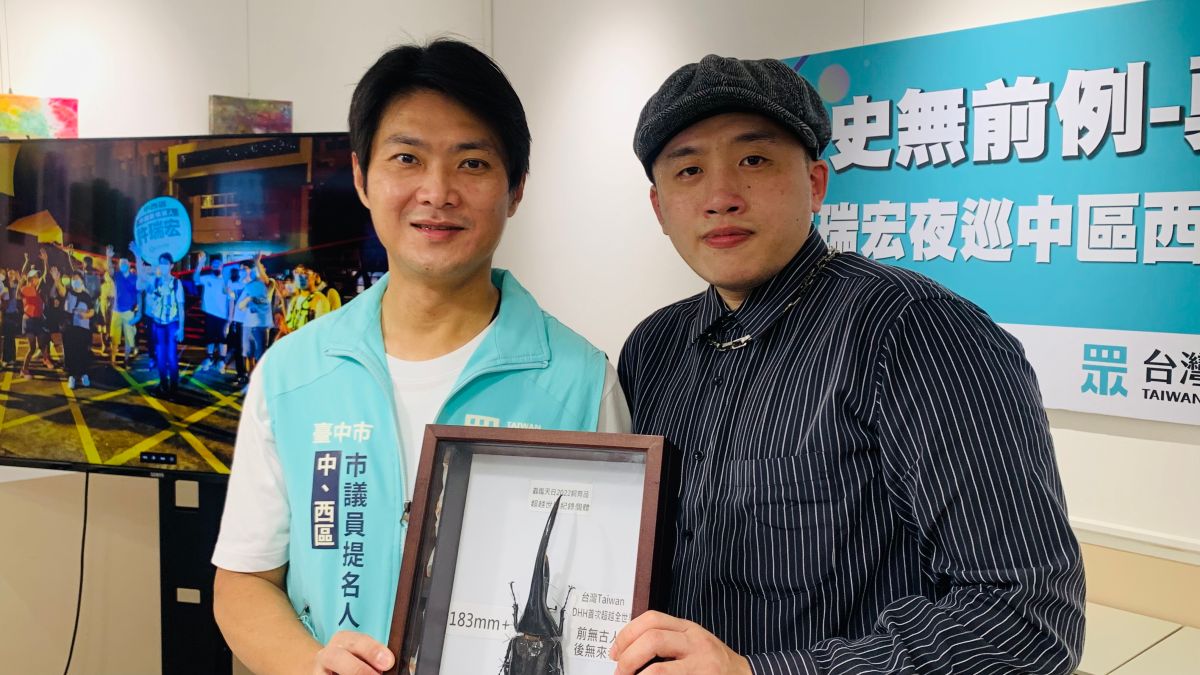 ▲民眾黨台中市議員參選人許瑞宏（左）勇敢走夜路探查選區沈痾，意外認識深夜還在店裡忙的隱形世界冠軍陳中錦。（圖／記者顏幸如攝，2022.07.20）