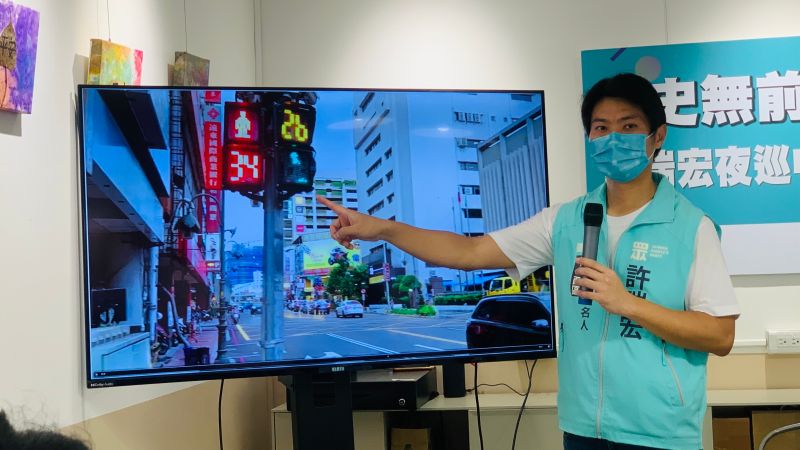 ▲許瑞宏發現台中市自由路、光復路口的行人號誌靠在一起，紅燈綠燈同時亮著，不知該看哪一個，但相關單位一直未處理，用路人也見怪不怪。（圖／記者顏幸如攝，2022.07.20）