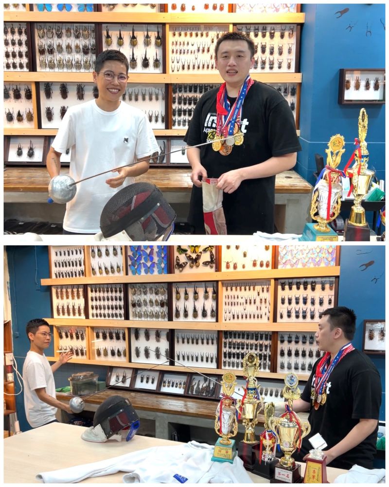 ▲昆蟲擾西造訪甲蟲生態館，陳中錦搬出西洋劍和過往獎牌與她過招。（圖／昆蟲擾西粉絲頁，2022.07.20）