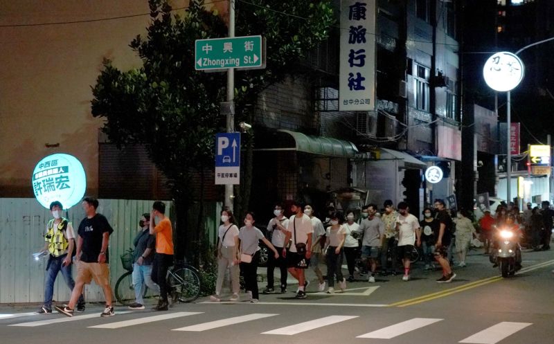 ▲許瑞宏「勇敢走夜路」隊伍，從一開始的小貓兩三隻走成幾十人的「貪食蛇」。（圖／許瑞宏臉書，2022.07.20）