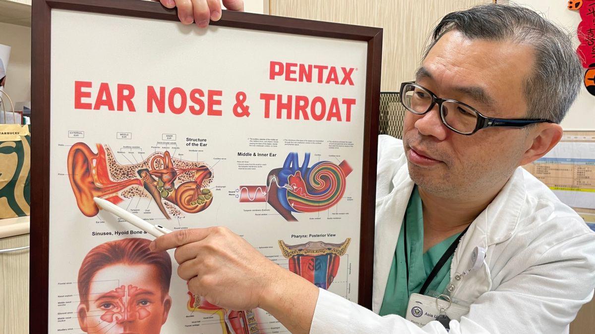 ▲整形外科鄭旭棠醫師透過顯微手術保留完整軟骨組織，避免影響耳朵外觀。(圖／醫院提供2022.7.20)