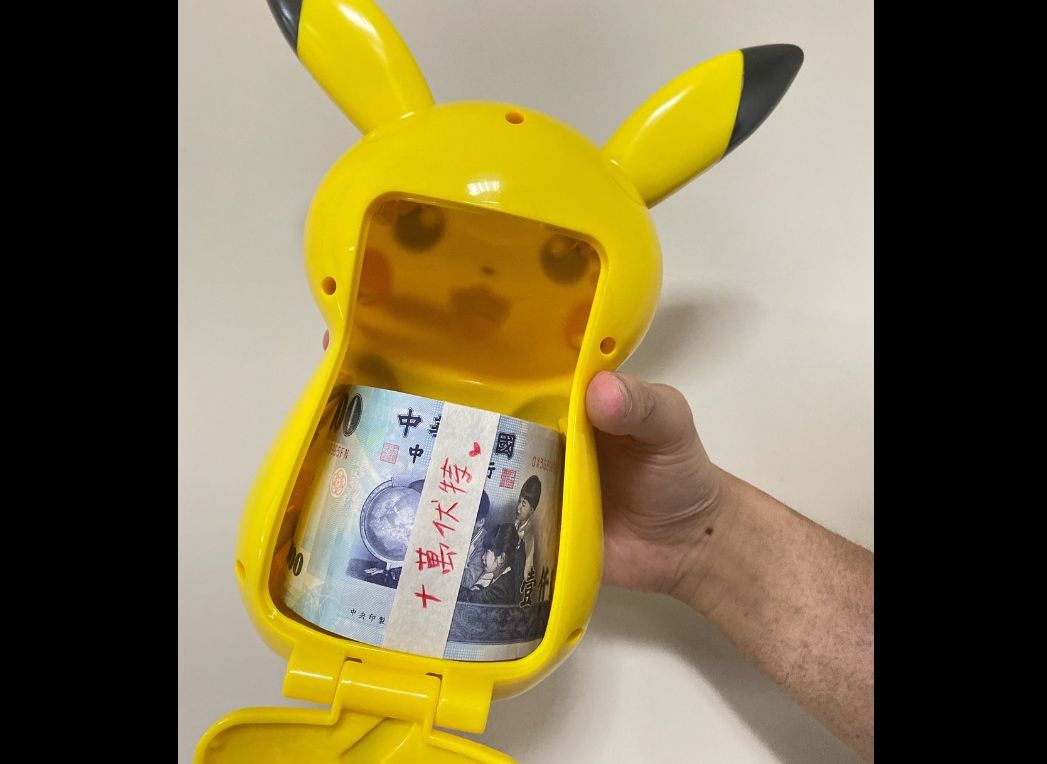 ▲一位人夫排隊買到皮卡丘置物盒，回家還教它「十萬伏特」，打算電暈老婆。（圖／翻攝《爆廢公社公開版》）