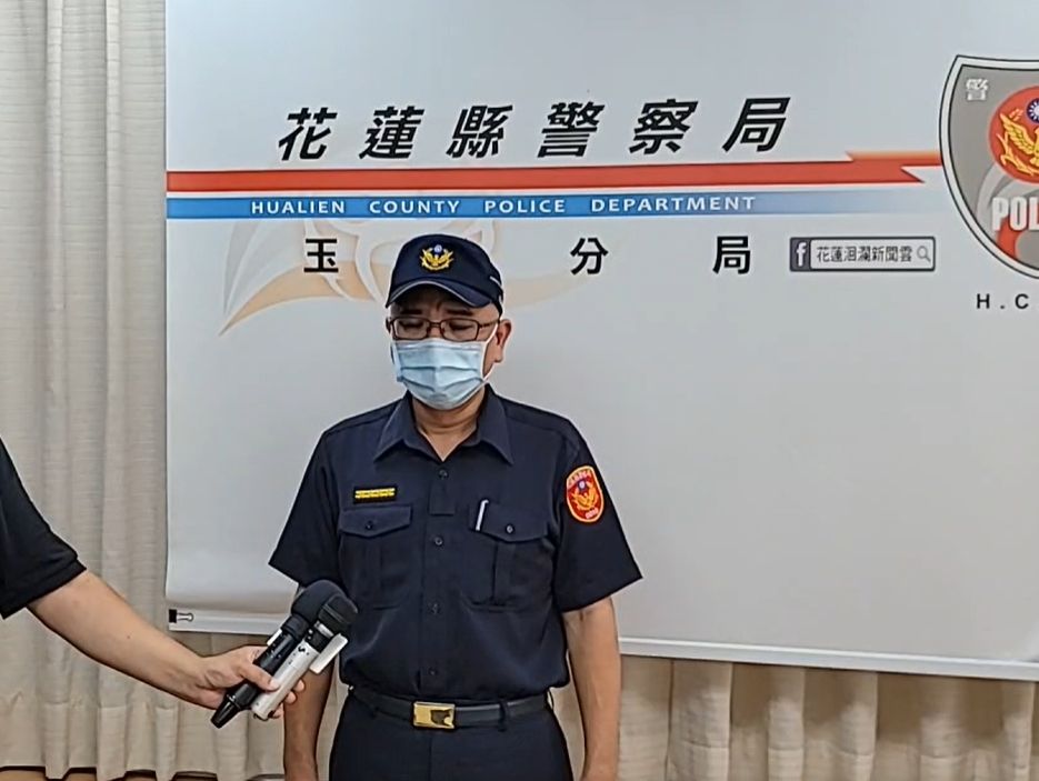 ▲花蓮玉里警分局今（20）日凌晨2點多驚傳槍響，一位嫌犯因抽菸未上銬，竟想趁機脫逃。員警開槍喝止，結果一槍打中嫌犯腹部。（圖／翻攝自我是玉里人臉書）