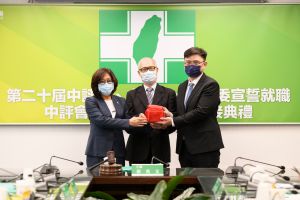 民進黨中評會主委交接,由康裕成交接予賴瑞隆 ▲民進黨中評會主委改選完成,由康裕成交接予賴瑞隆。(圖/民進黨提供)