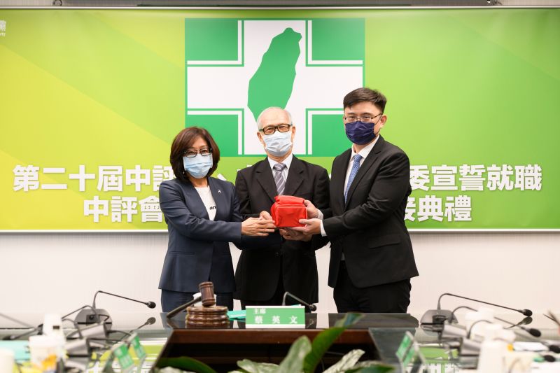 ▲民進黨中評會主委改選完成，由康裕成交接予賴瑞隆。（圖／民進黨提供）