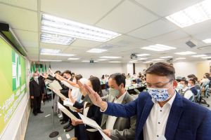 ▲民進黨職改選完成，新任中常執評委宣誓就職。（圖／民進黨提供）