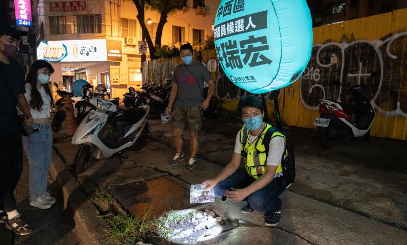 ▲民眾黨參選人許瑞宏發現老城區的許多人行道破損未修、充滿陷阱。（圖／許瑞宏提供，2022.07.20）