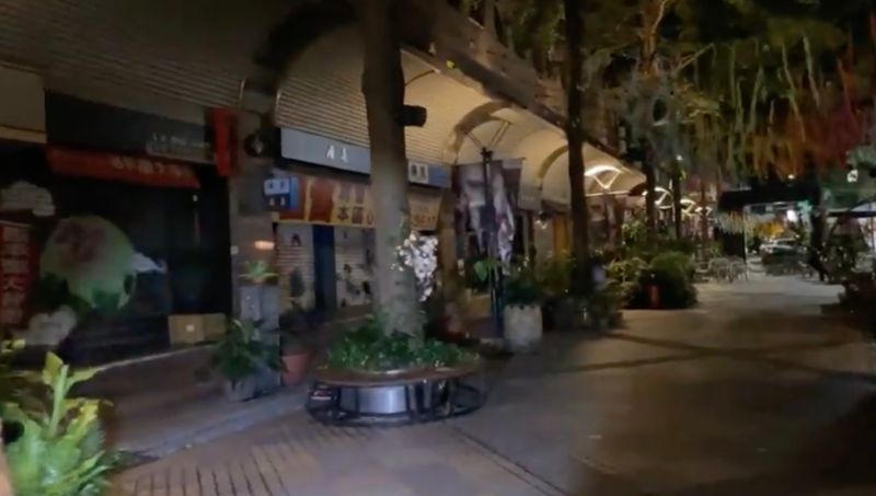 ▲曾經人聲喧嘩的精明一街商圈不若往昔，深夜時分漆黑一片。（圖／許瑞宏提供，2022.07.20）