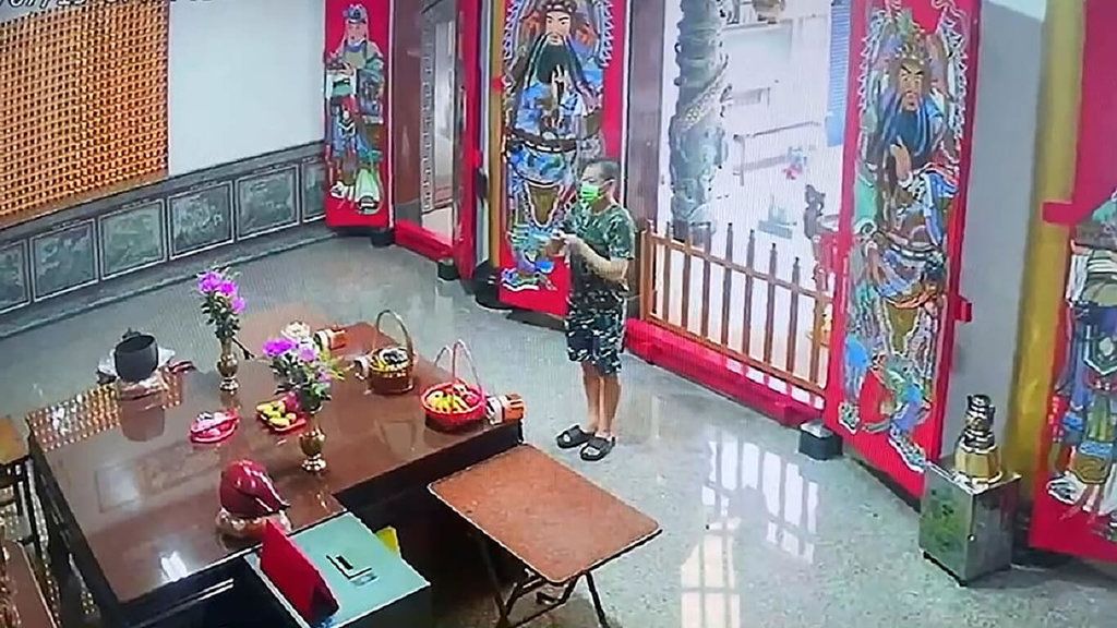 ▲南投康建生技4死1傷槍擊案，凶嫌李鴻淵在犯案前一天、13日一早騎機車帶著水果到附近寺廟參拜，雖然戴著口罩，仍可見喃喃細語向神明祈求，並雙手持香虔誠參拜。（圖／民眾提供 中央社記者蕭博陽南投縣傳真 111年7月20日）