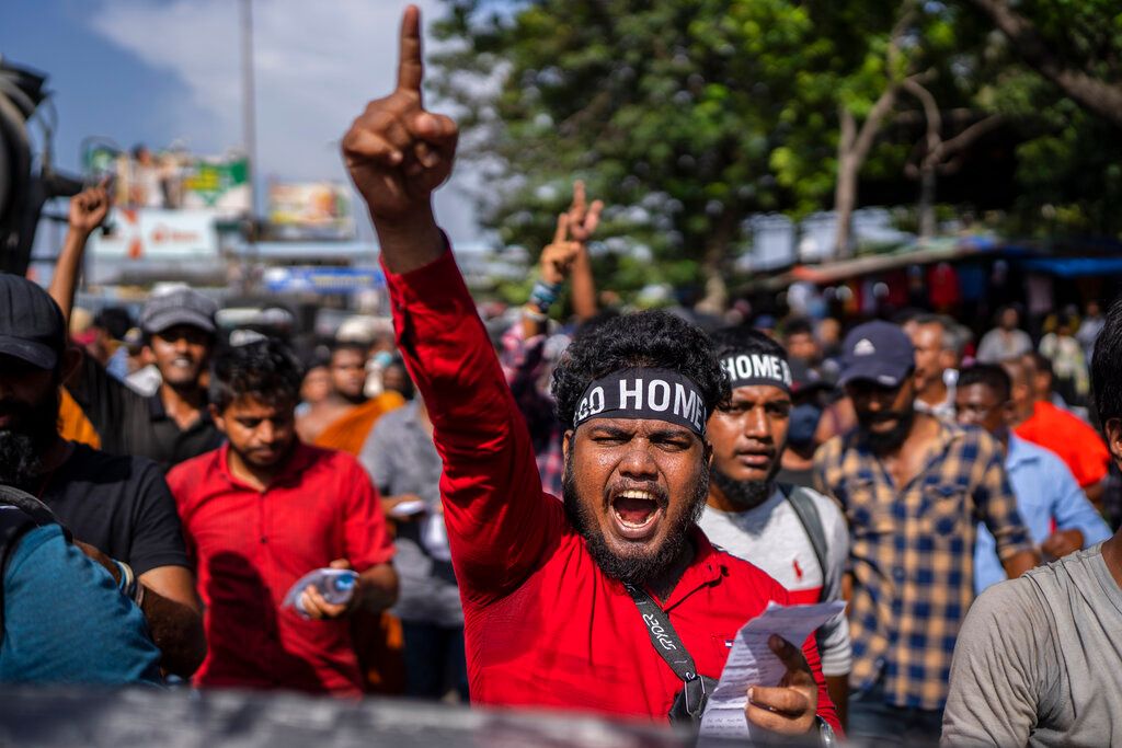 ▲斯里蘭卡國會今（20）進行總統補選，結果由臨時總統、前總理威克瑞米辛赫（Ranil Wickremesinghe）勝出；示威者們得知消息後強烈要求總統與總理辭職下台負責。（圖／美聯社／達志影像）