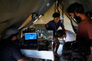 ▲斯里蘭卡國會進行總統補選，抗議者在他們的帳篷裡觀看斯里蘭卡選舉過程的電視轉播。（圖／美聯社／達志影像）