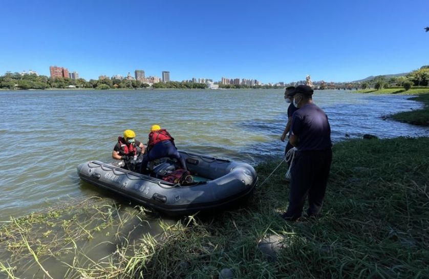 ▲高雄蓮池潭20日下午發生一起溺水意外，一位9歲男童與風帆船教練不慎落水，男童被救起送醫不治，教練今晨遺體被尋獲。（圖／翻攝畫面）