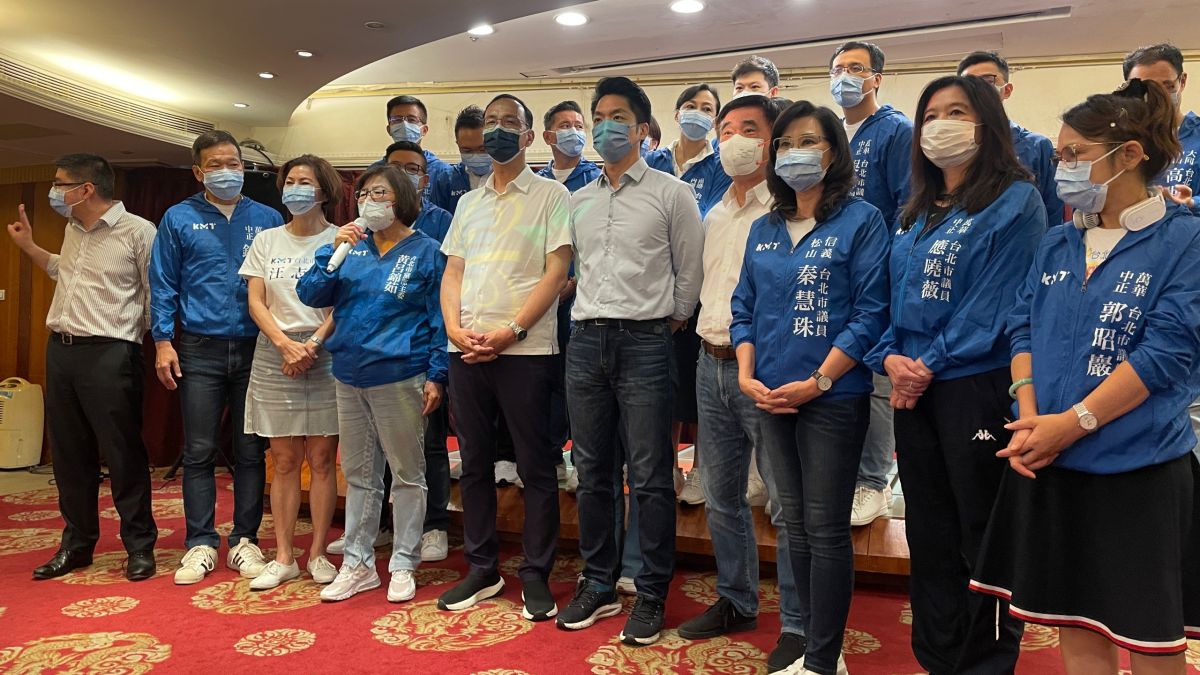 ▲國民黨主席朱立倫與前副主席郝龍斌，20日中午出席北市議會黨團餐敘，與市議員一同為蔣萬安拉抬聲勢。（圖／記者丁上程攝，2022.07.20）