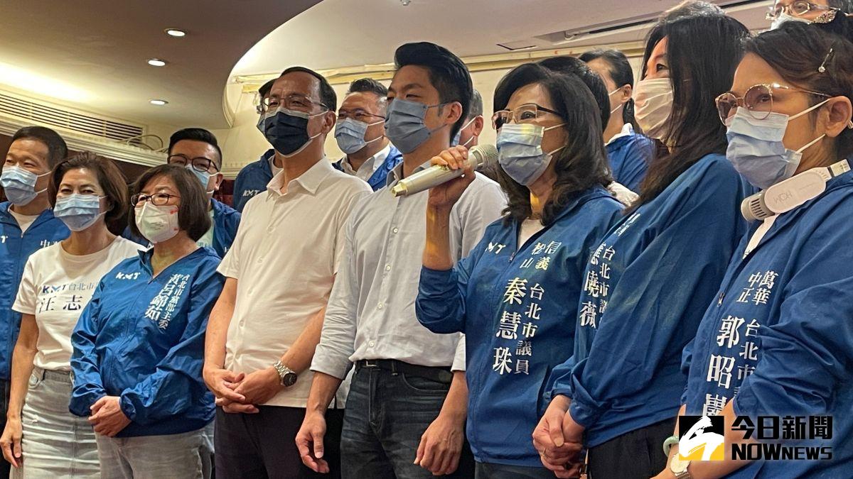 ▲針對蔣萬安的選舉態度被外界形容成「躺平」，國民黨主席朱立倫20日受訪時駁斥「你看我們有躺平嗎？」（圖／記者丁上程攝，2022.07.20）