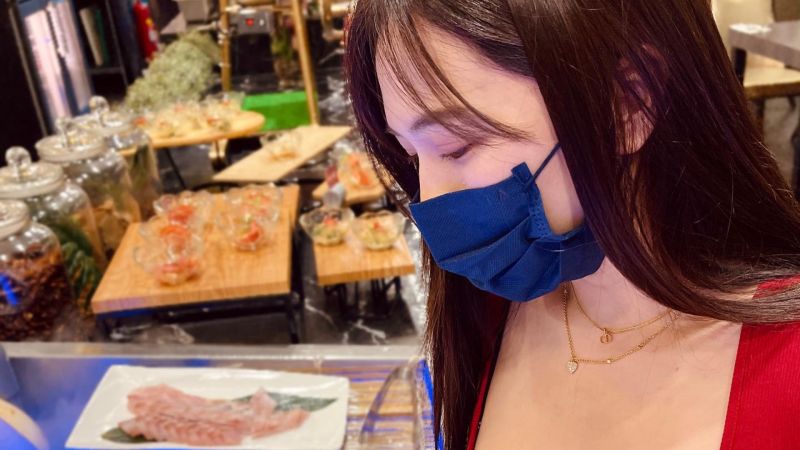 白皙妹U字衣夾自助餐!網友:buffet在哪 本尊是她