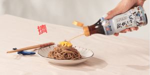▲這款創新擠壓瓶是台灣醬品界龍頭龜甲萬，針對旗下產品料亭和露(日式風味醬油)進行的包材改版。（圖／截取自PTT論壇）