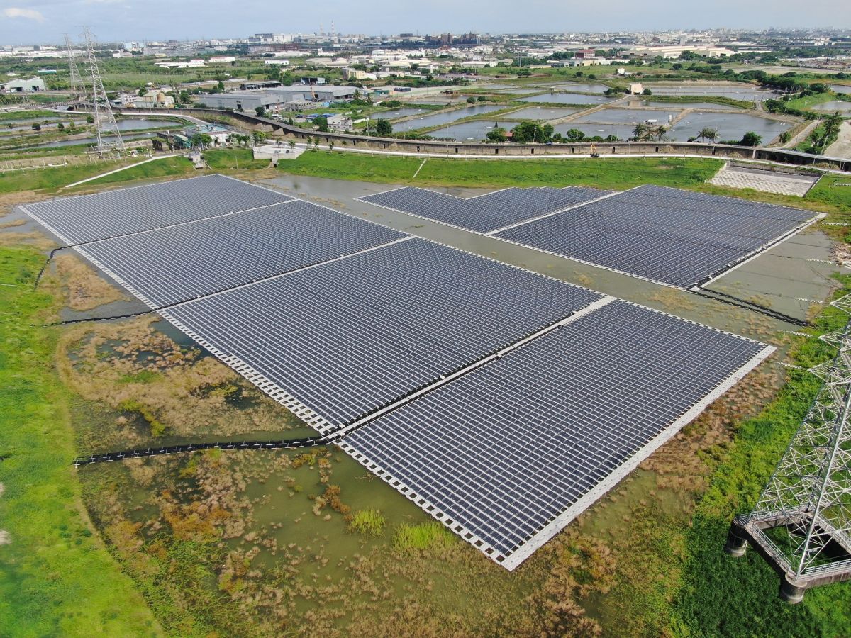 ▲高雄五甲尾滯洪池光電廠今（20）日開始送電，每年可供應約675萬度電。（圖／翻攝畫面）