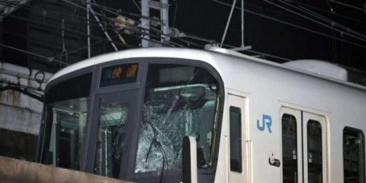 ▲日本神戶的JR灘站，19日傍晚驚傳男子跳軌被撞飛，波及多名候車乘客受傷的事故。圖為車頭碎裂的玻璃。（圖／翻攝自推特）