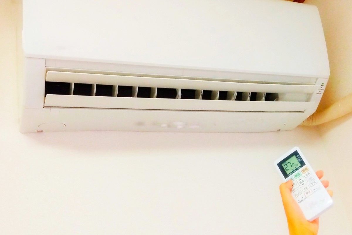 ▲孕妻抱怨，自己熱中暑，醫生也交代要吹24度的冷氣，結果先生卻嫌耗電，堅持只開27度＋一台電扇。（示意圖，非當事人／取自photoAC）