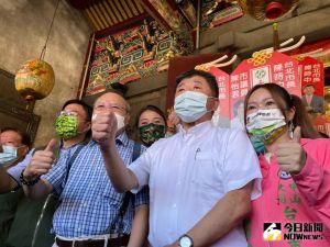 陳時中今日赴大同區保安宮參拜。 ▲陳時中今日赴大同區保安宮參拜,受到現場民眾熱情歡迎。(圖/記者黃宣尹攝,2022.07.21)