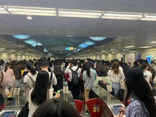 ▲北捷板南線今(21)日上午傳出列車故障,導致行車時間延誤約10分鐘。(示意圖,/NOWnews資料照) ▲北捷板南線今(21)日上午傳出列車故障,千名乘客被迫下車。(圖/翻攝自我是板橋人社團)