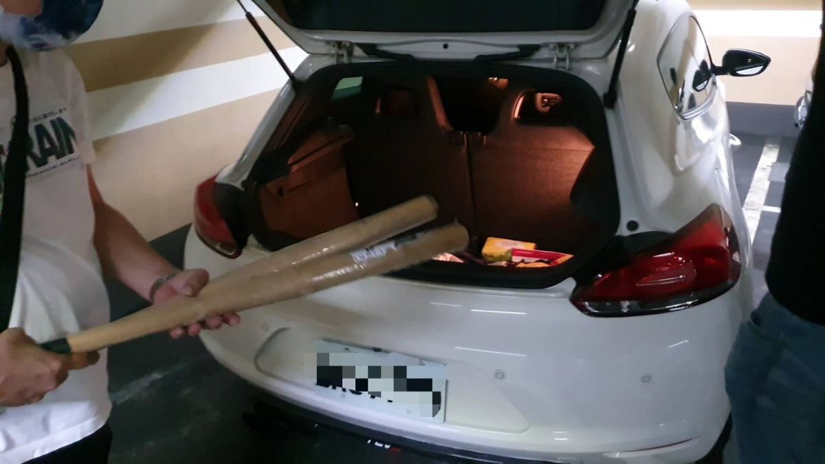 ▲警方稍早在桃園逮捕一名犯嫌，並在車內起獲２支木棍，全案訊後將依法送辦。（圖／翻攝畫面）