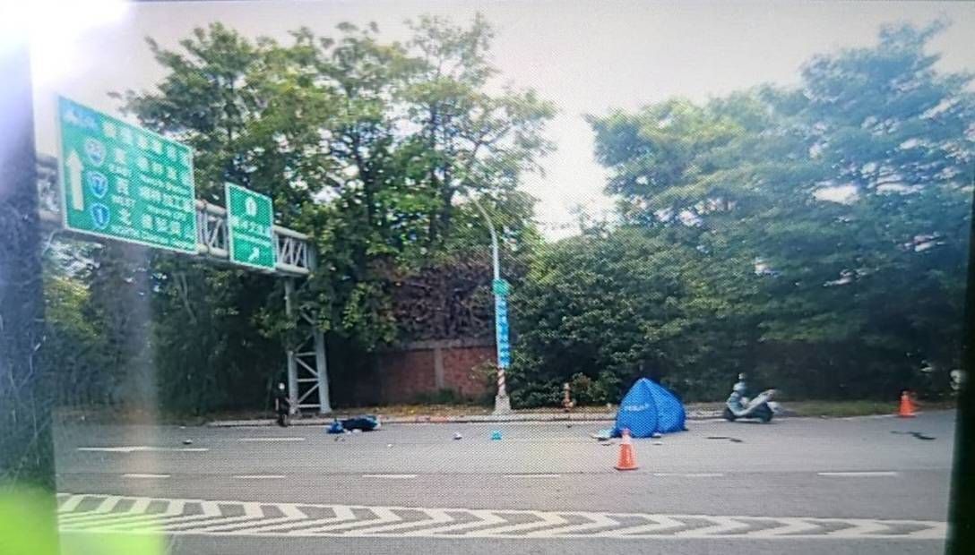 ▲事故發生地點為高楠公路快車道及慢車道匯流處，汽機車常於該處變換車道，車速過快易造成事故發生。（圖／翻攝畫面）