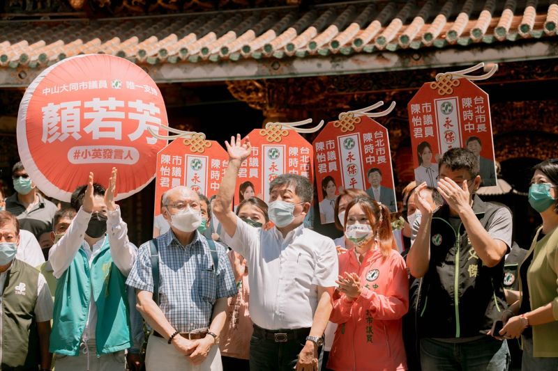 ▲陳時中赴保安宮參拜，受到廟方及大批支持者歡迎。（圖／陳時中辦公室提供）