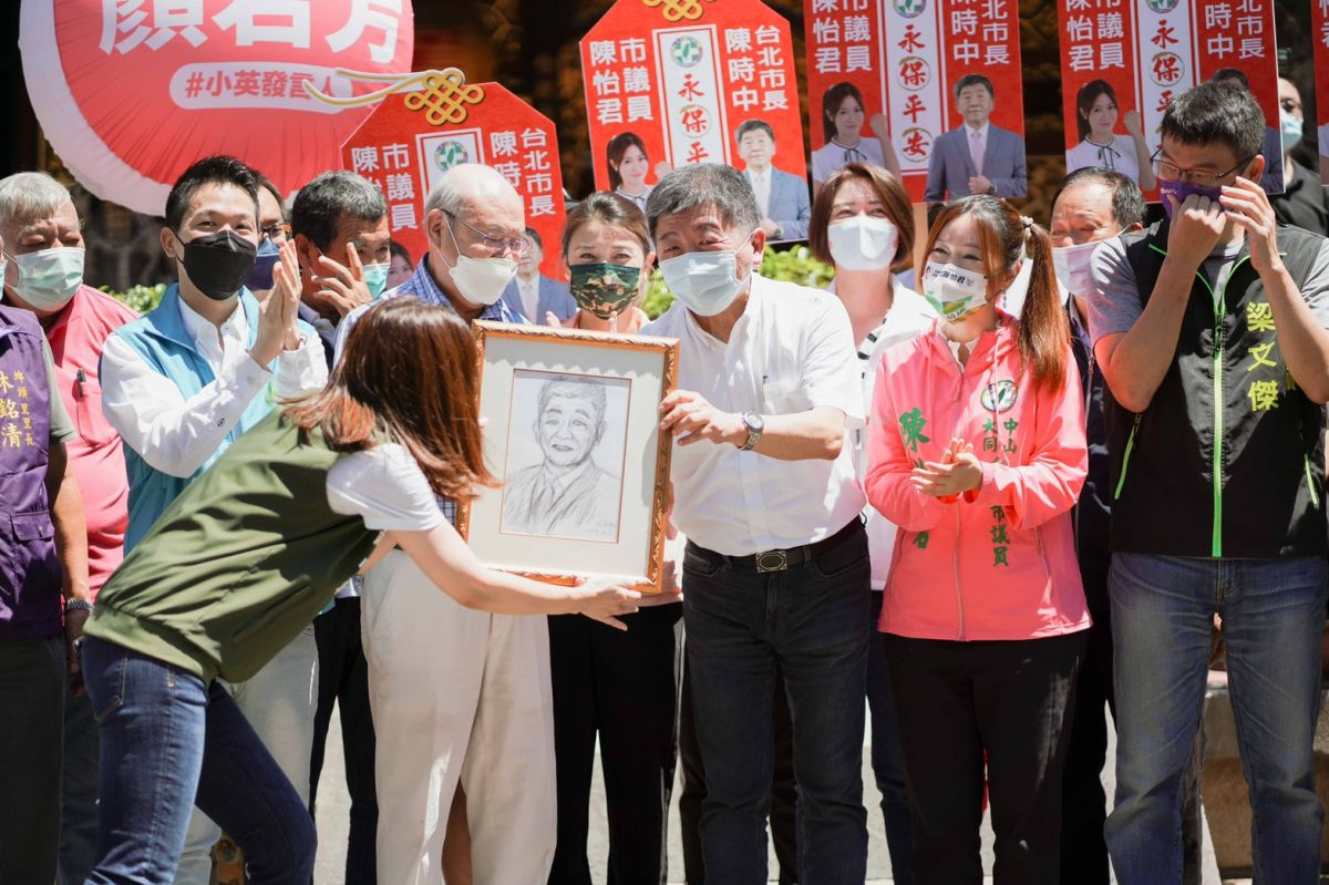 ▲陳時中今日赴保安宮參拜，受到廟方大力支持，並致贈素描畫像。（圖／陳時中辦公室提供）