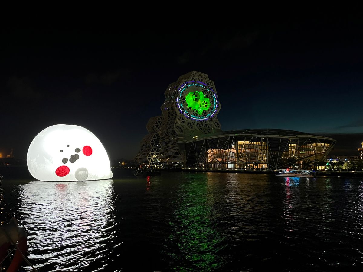 ▲高雄房仲業者在銷售文案上也搭配窗外景觀，強調「臥室開窗直接看小兔兔、小海獅、無人機、煙火」期望透過窗外的美景吸引買家注意。(圖／翻攝畫面)