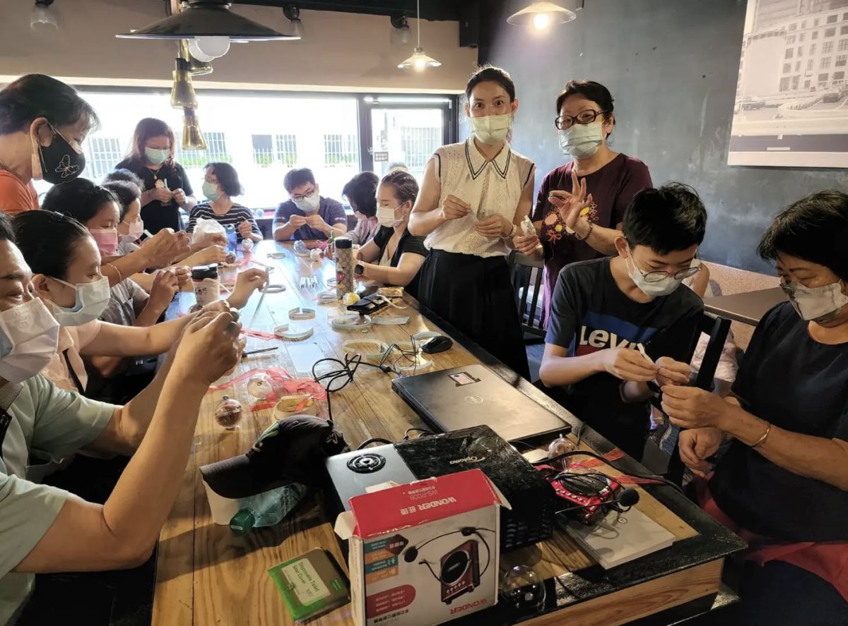 ▲劉娟與新住民姐妹手作可愛鑰匙圈，並分享幸福的願望。（圖／移民署提供）