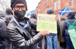▲2021年10月31日聯合國全球氣候峰會（COP26）場外大型氣候遊行，有10萬人上街為訴求「氣候正義」共同響應，歐萊德葛望平董事長也在隊伍中一同為自然發聲。（圖／歐萊德提供）