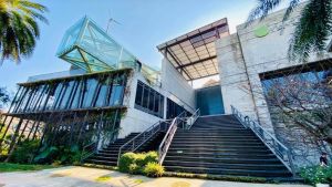 ▲歐萊德位於桃園龍潭的總部，是全亞洲第一座綠建築化妝品GMP廠，有太陽能與風力發電自用。（圖／歐萊德提供）
