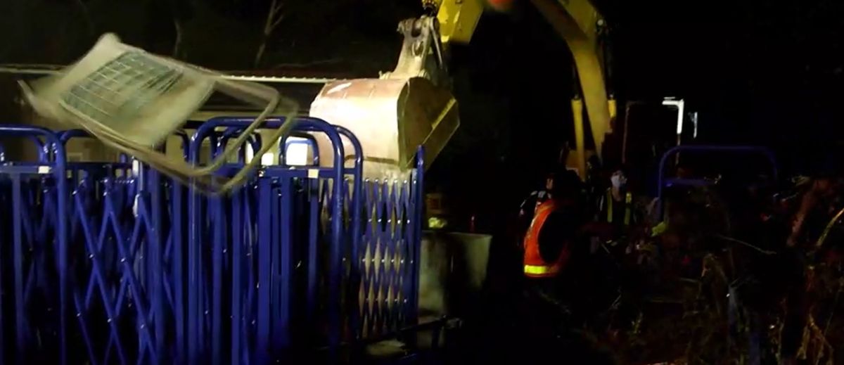 ▲現場民眾與坤輿公司的員工爆發衝突，過程中有７人受傷送醫，雙方還在現場互丟椅子。（圖／翻攝記者爆料網）