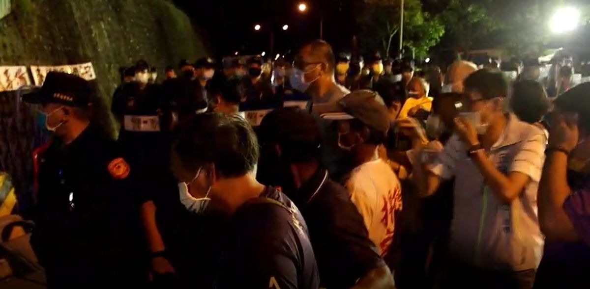 ▲反坤輿自救會和坤輿公司的員工爆發衝突，過程中有爆發流血衝突，有７人因此受傷送醫。（圖／翻攝畫面）