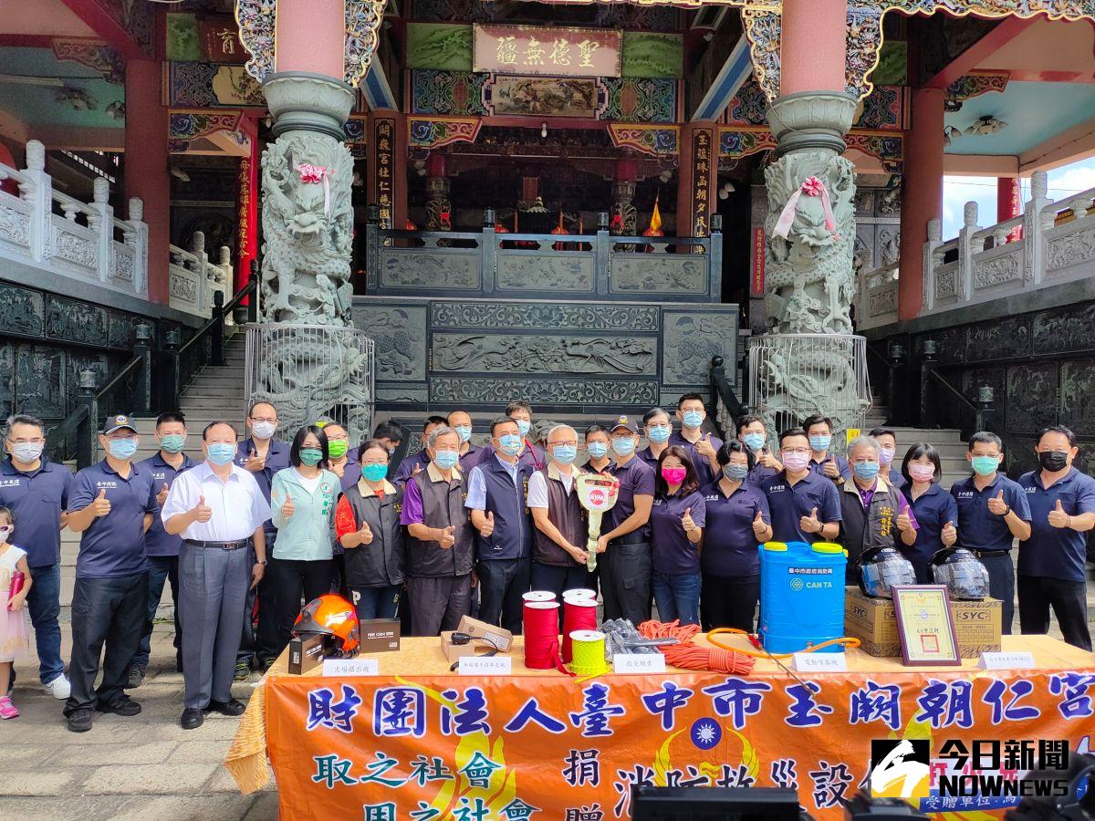 ▲財團法人台中市玉闕朝仁宮捐贈消防救災器材(圖／柳榮俊攝2022.7.21)