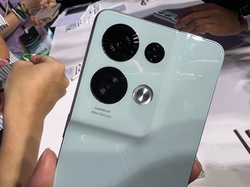 ▲OPPO Reno8系列配置3鏡頭設計。(圖/記者周淑萍攝)