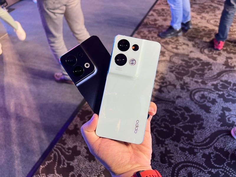 ▲OPPO Reno8 Pro(右)和 Reno8(左)在外觀、處理器都有些許差別。(圖/記者周淑萍攝)