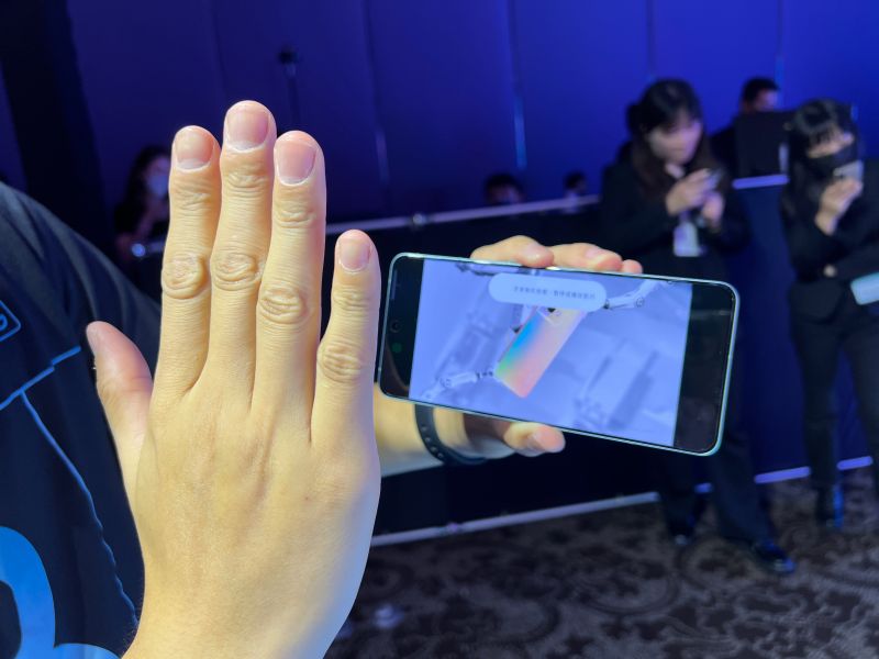 ▲OPPO Reno8系列新增隔空操作YouTube的功能,透過手掌按壓的懸浮手勢,可在全螢幕模式中暫停與播放影片。(圖/記者周淑萍攝)