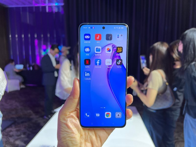 ▲OPPO Reno8 Pro搭載6.7吋螢幕,極窄邊框設計。(圖/記者周淑萍攝)
