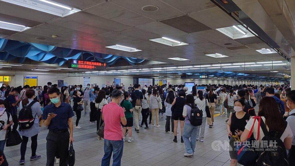 ▲台北捷運板南線21日上班尖峰時刻接連發生2起異常，導致列車停停走走，部分車站甚至暫停刷卡進入月台。圖為新埔站內大廳電子看板顯示列車延誤訊息。（圖／中央社）