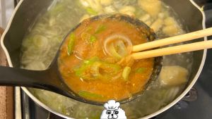 ▲若要將味噌溶在湯裡，可以先取一杓湯汁，接著放入蔥用筷子拌一拌。（圖／Twitter：HG7654321）