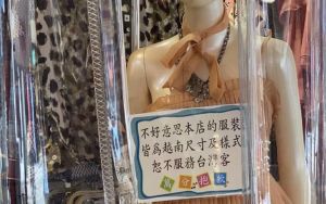 ▲一家越南服飾店日前在假人模特兒身上貼出公告。（圖／翻攝自爆料公社）