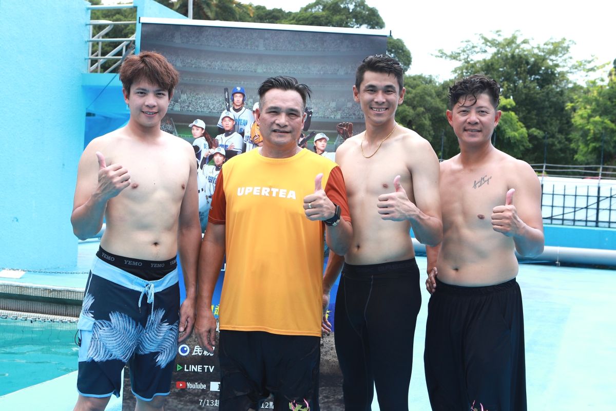 ▲黃紹熙、黃忠義、方昶詠、林其緯出席《超級王牌棒球隊》慶功。（圖／巨宸製作提供）