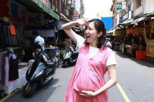 ▲豪門貴婦廖家儀現身台灣菜市場拍戲。(圖/民視) ▲豪門貴婦廖家儀返台趕拍民視八點檔《市井豪門》,日前現身菜市場拍戲。(民視提供)