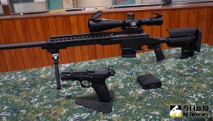 ▲軍備局205廠生產的T75K3手槍(前)與T108狙擊槍。(圖／記者呂炯昌攝)