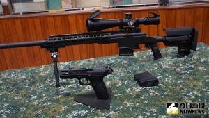 ▲軍備局205廠生產的T75K3手槍(前)與T108狙擊槍 ▲軍備局205廠生產的T75K3手槍(前)與T108狙擊槍。(圖/記者呂炯昌攝)