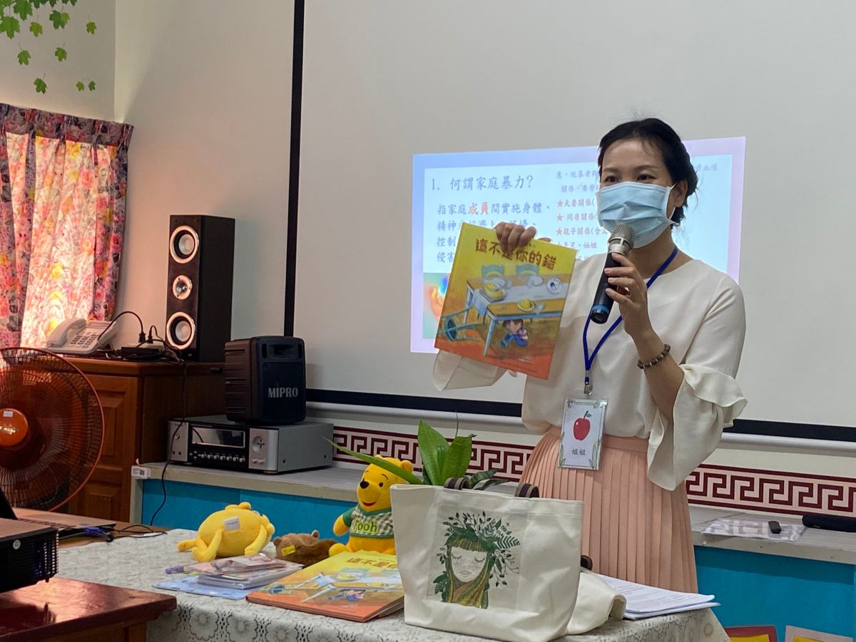 ▲講師阮姿瑤向現場的新住民大小朋友們分享親子繪本《這不是你的錯》。（圖／移民署提供）