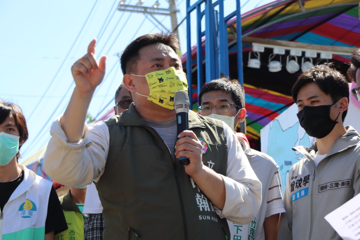 ▲洪申翰還原坤輿流血現場，呼籲苗栗人票投徐定禎，勿讓鍾東錦當上縣長、握有苗栗最大權力。（圖／洪申翰辦公室提供）